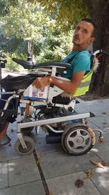 Акумулаторната инвалидна количка е неговата свобода